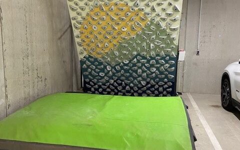 mur d'escalade dans un parking de copropriété